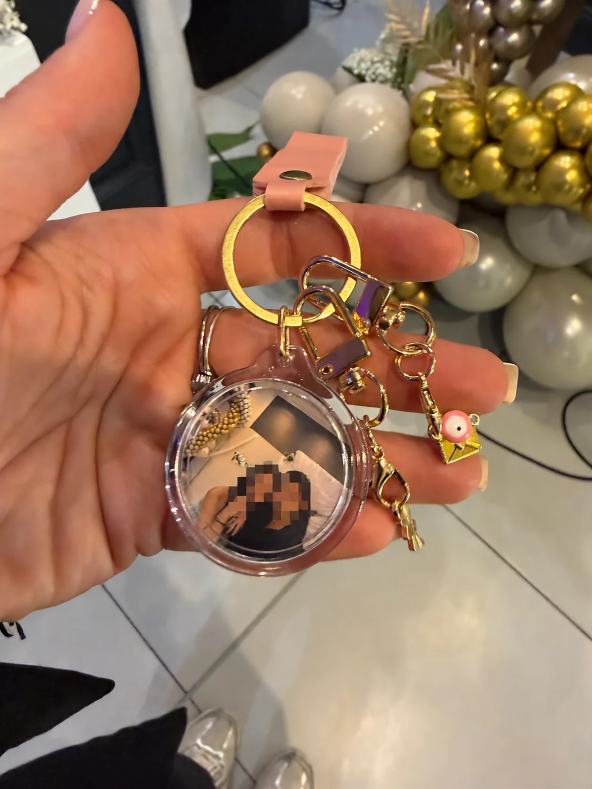 Porte-clés photo personnalisé avec une attache rose et des charms dorés