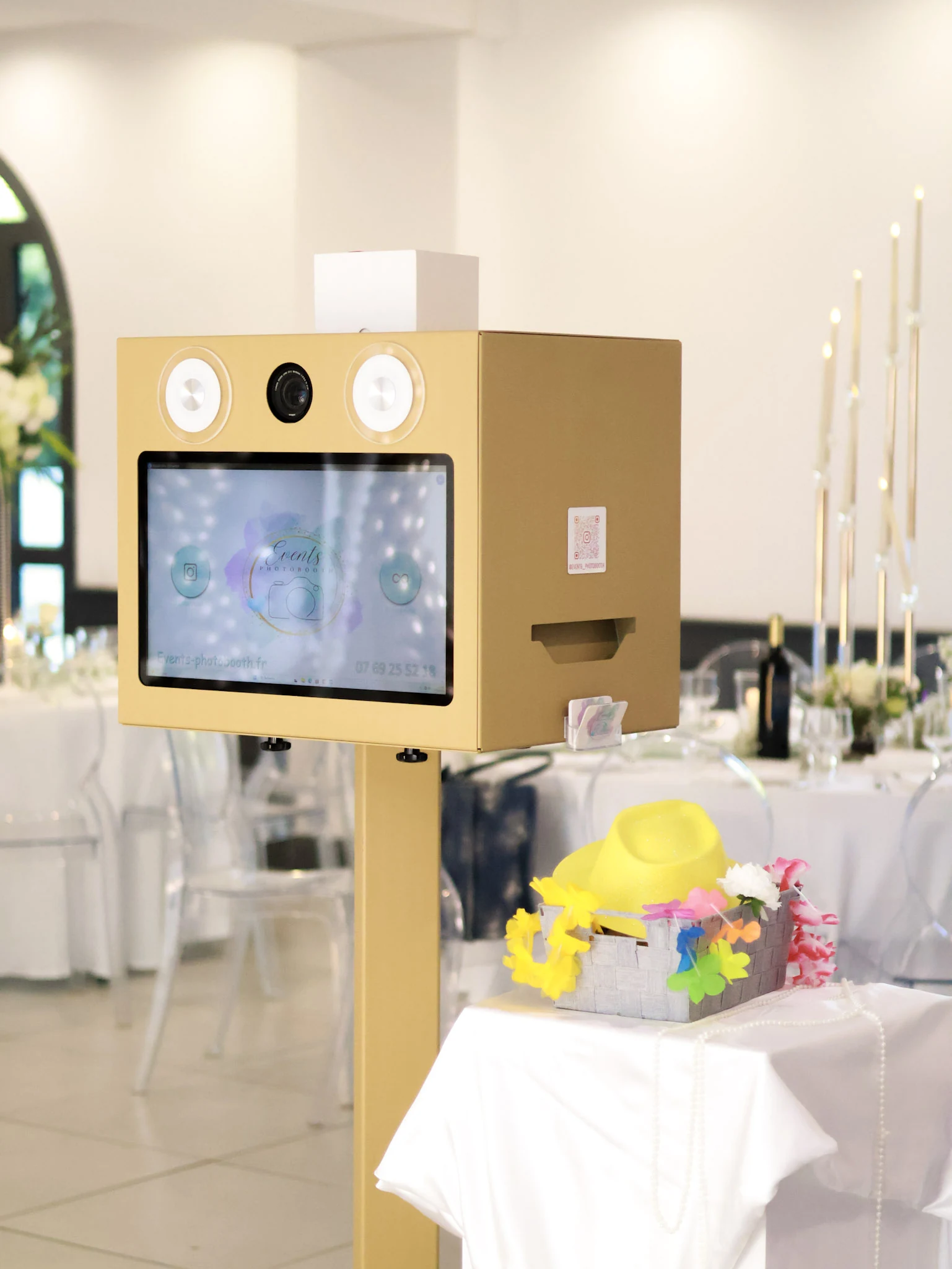Le photobooth doré Events Photobooth installé pour un événement Atelier LOU