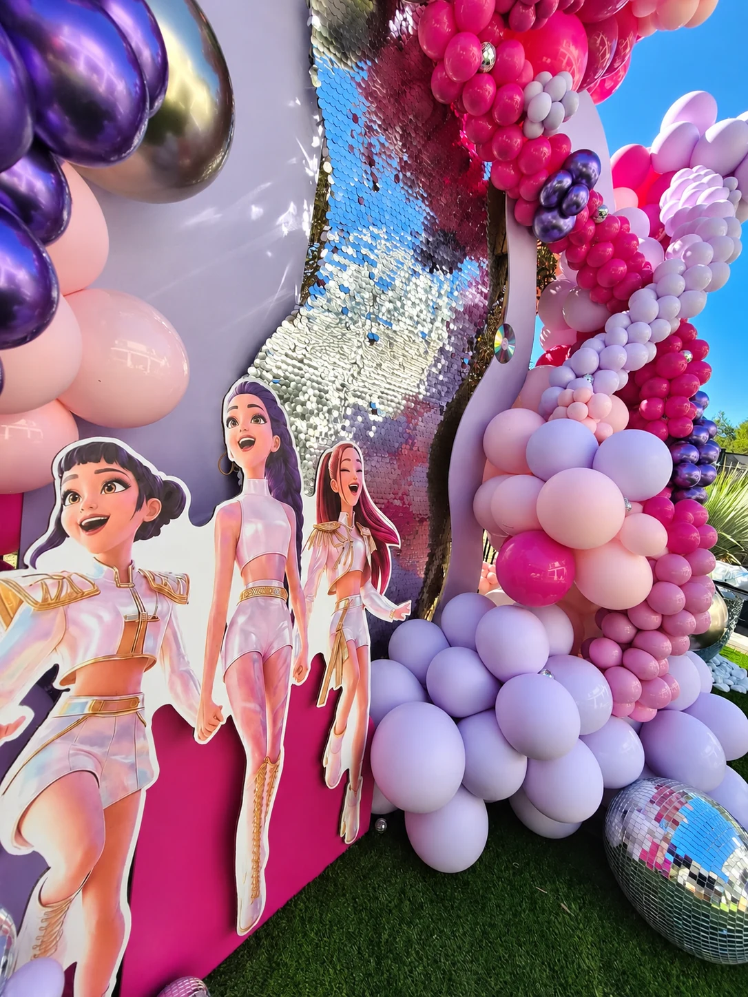 Personnages K-pop devant le fond scintillant, les lettres MYLA et les compositions de ballons
