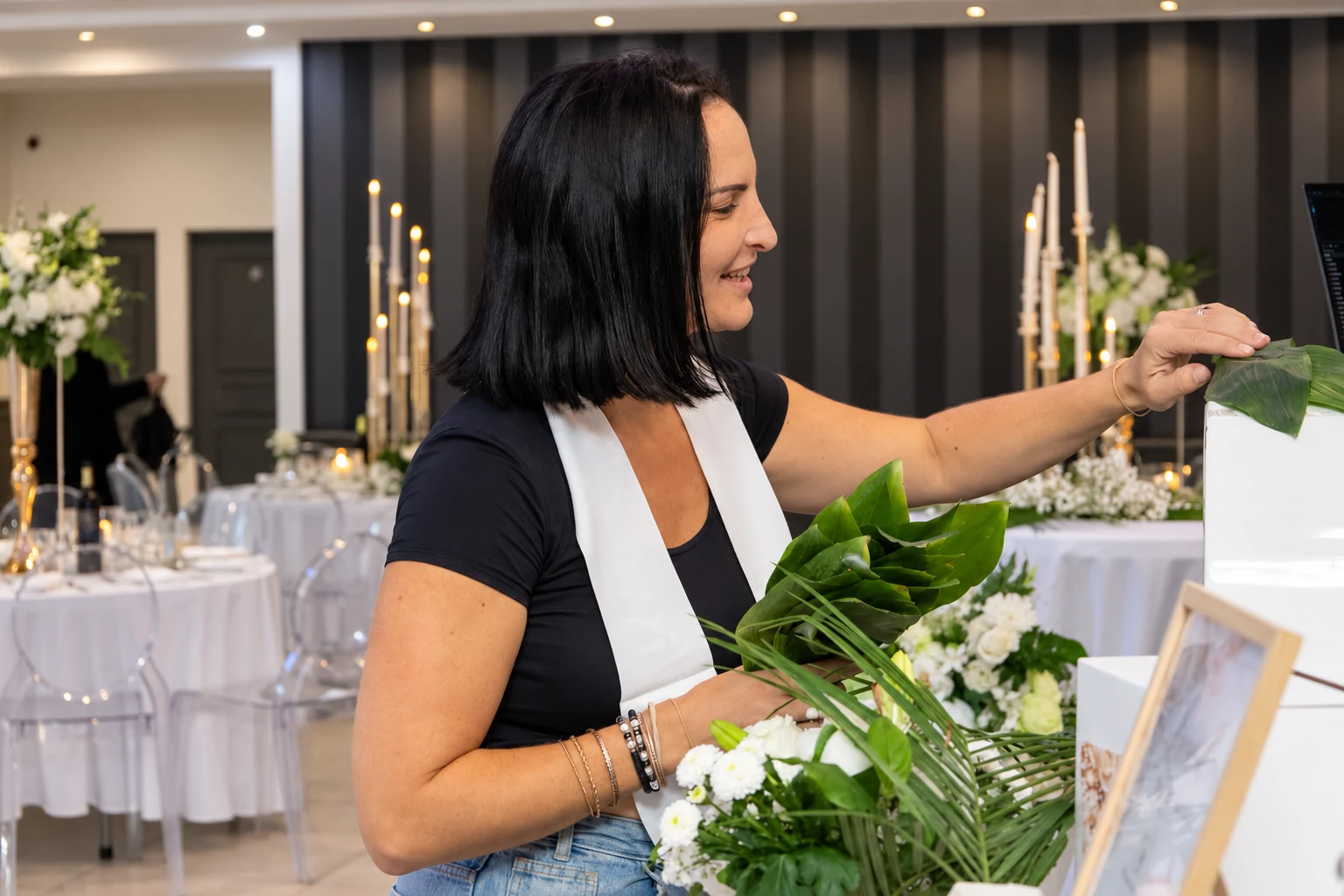 Charlène prépare les compositions florales blanches pour l’anniversaire de sa maman