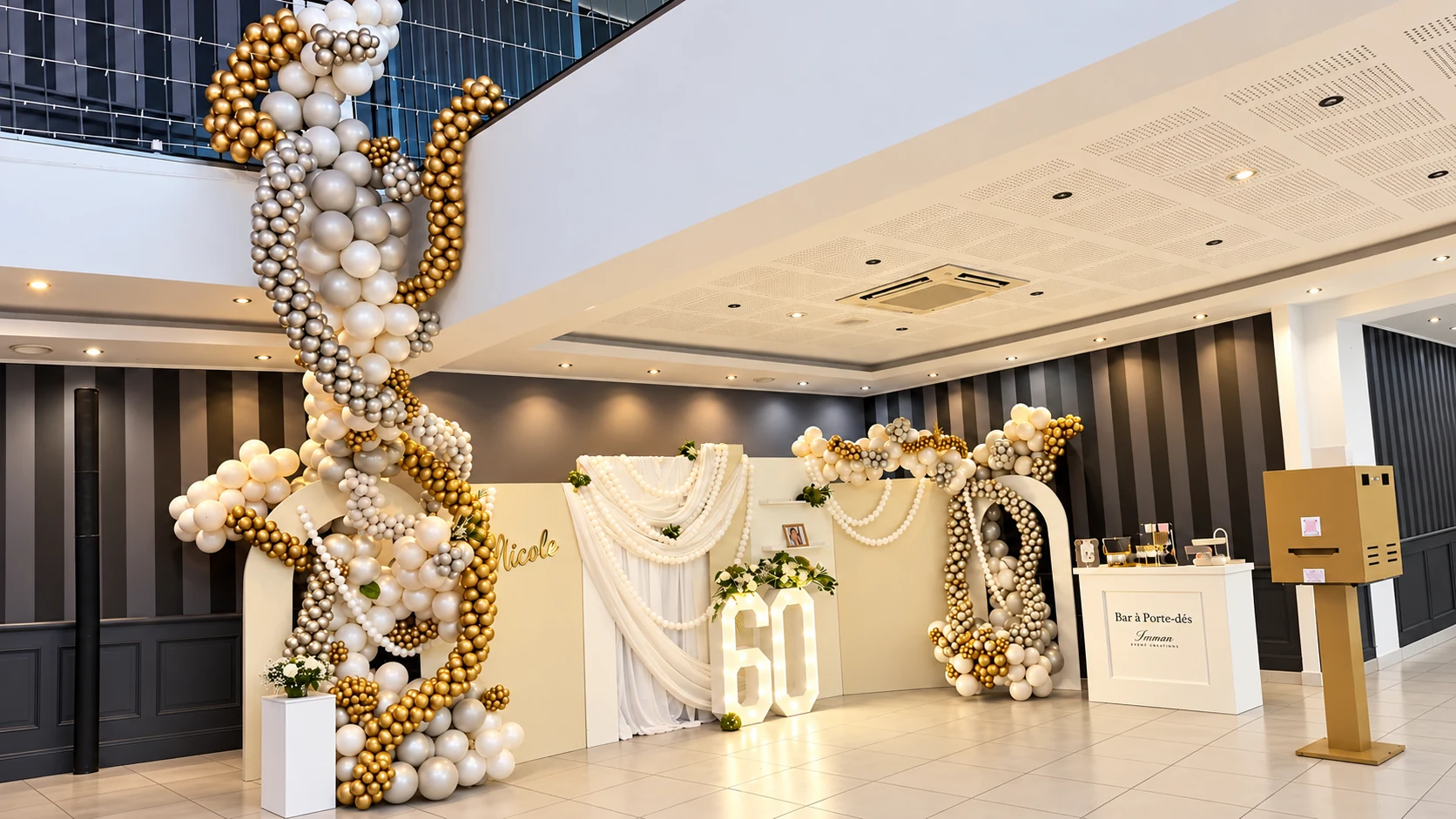 Vue d’ensemble du décor des 60 ans de Nicole : cascade de ballons nacrés et dorés, drapés et chiffres lumineux