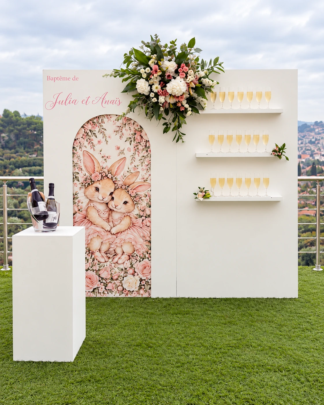 Vue complète du décor de baptême Julia et Anaïs, lapines fleuries, fleurs fraîches et mur de champagne