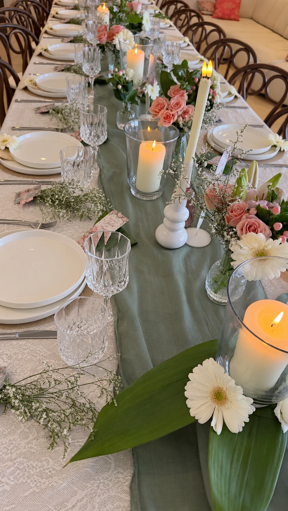 Fleurs fraîches et bougies sur le chemin de table sauge