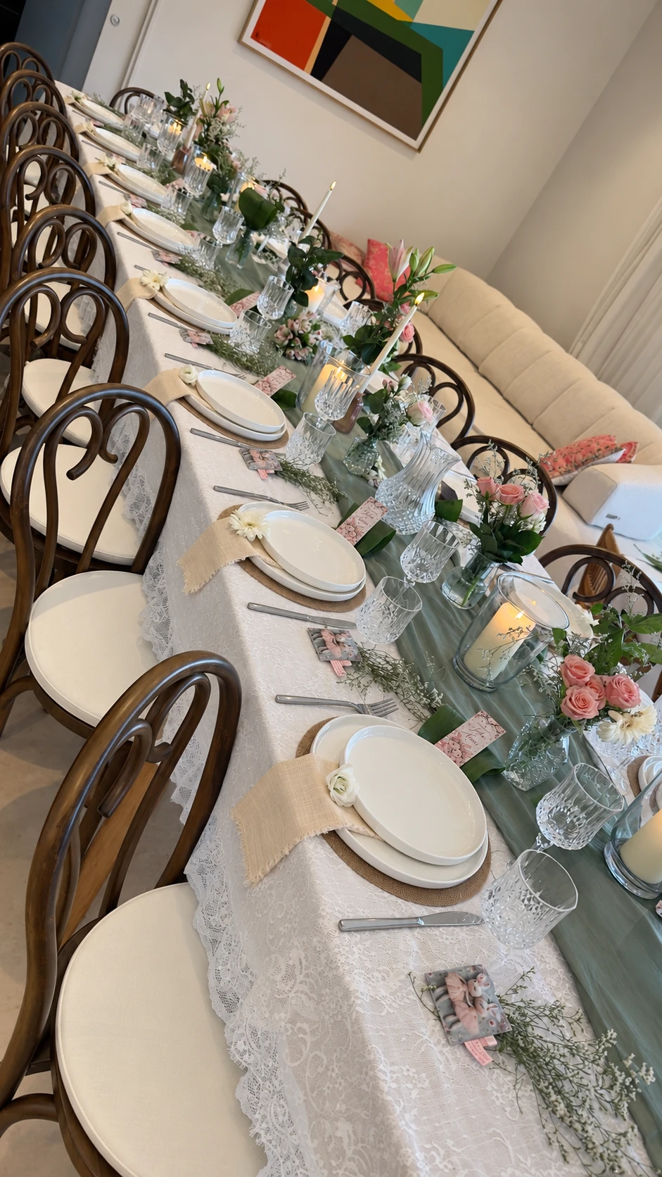 Détail de la décoration de table, des chaises en bois et de la verrerie