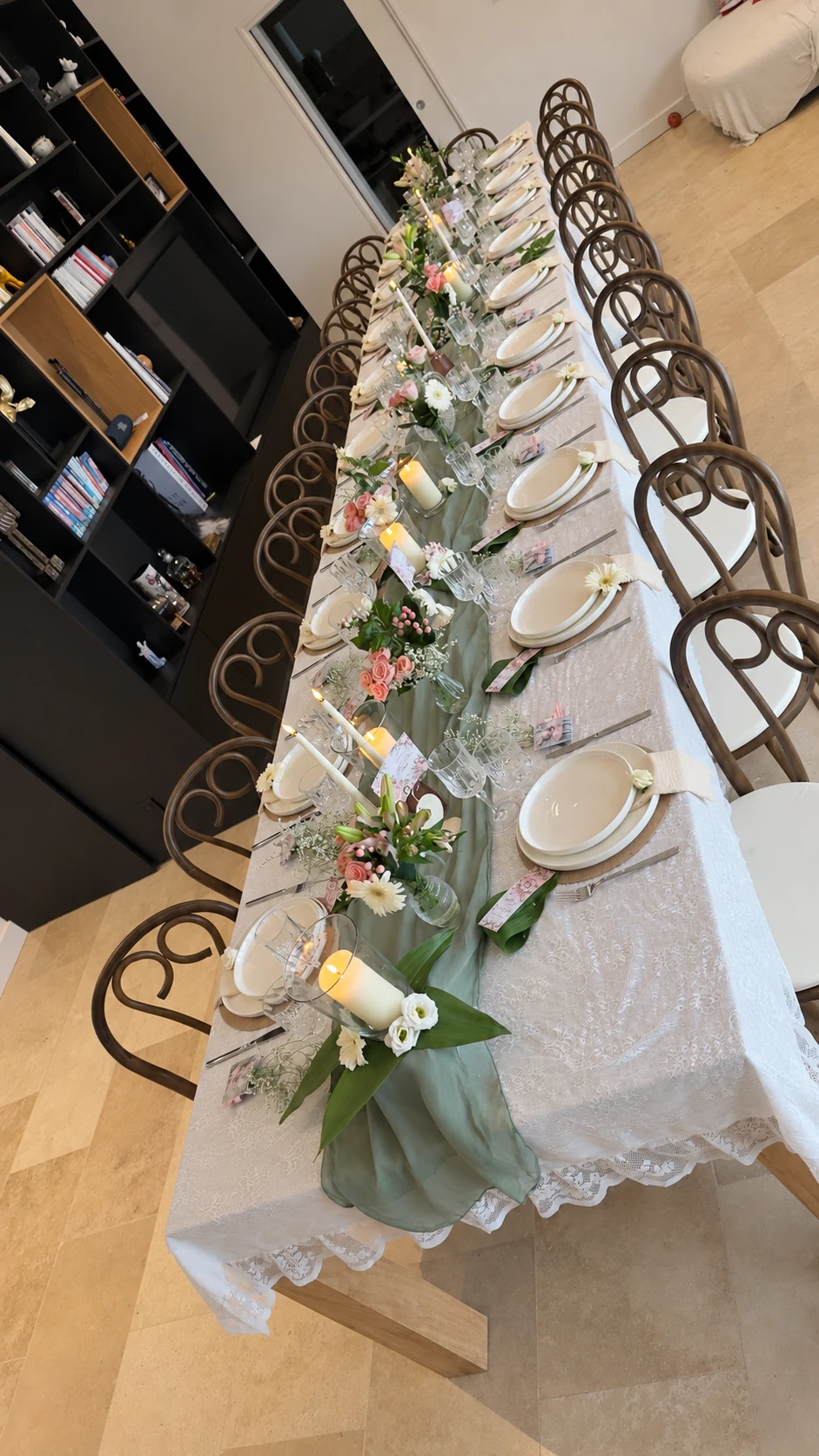 Vue d’ensemble de la grande table de réception en blanc, rose et sauge