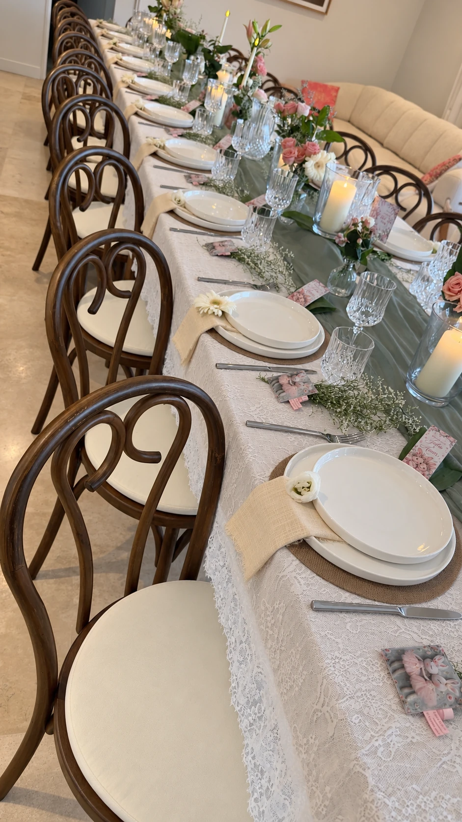 Table du baptême avec dentelle, fleurs fraîches, bougies et chemin de table sauge