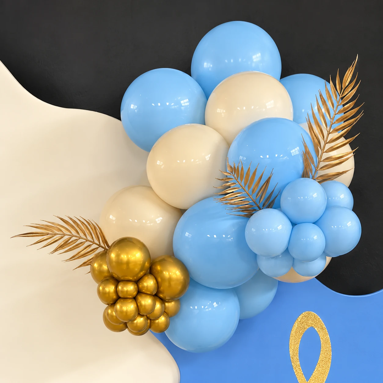Détail des ballons bleu pastel et des petites grappes dorées