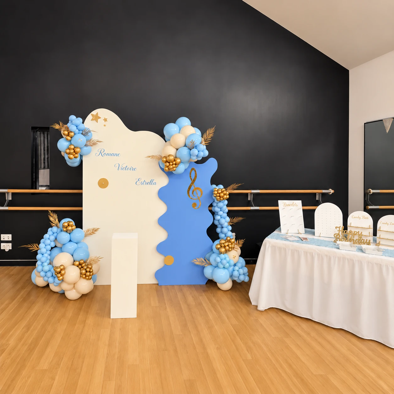 Vue du décor musical et du buffet avec ses présentoirs
