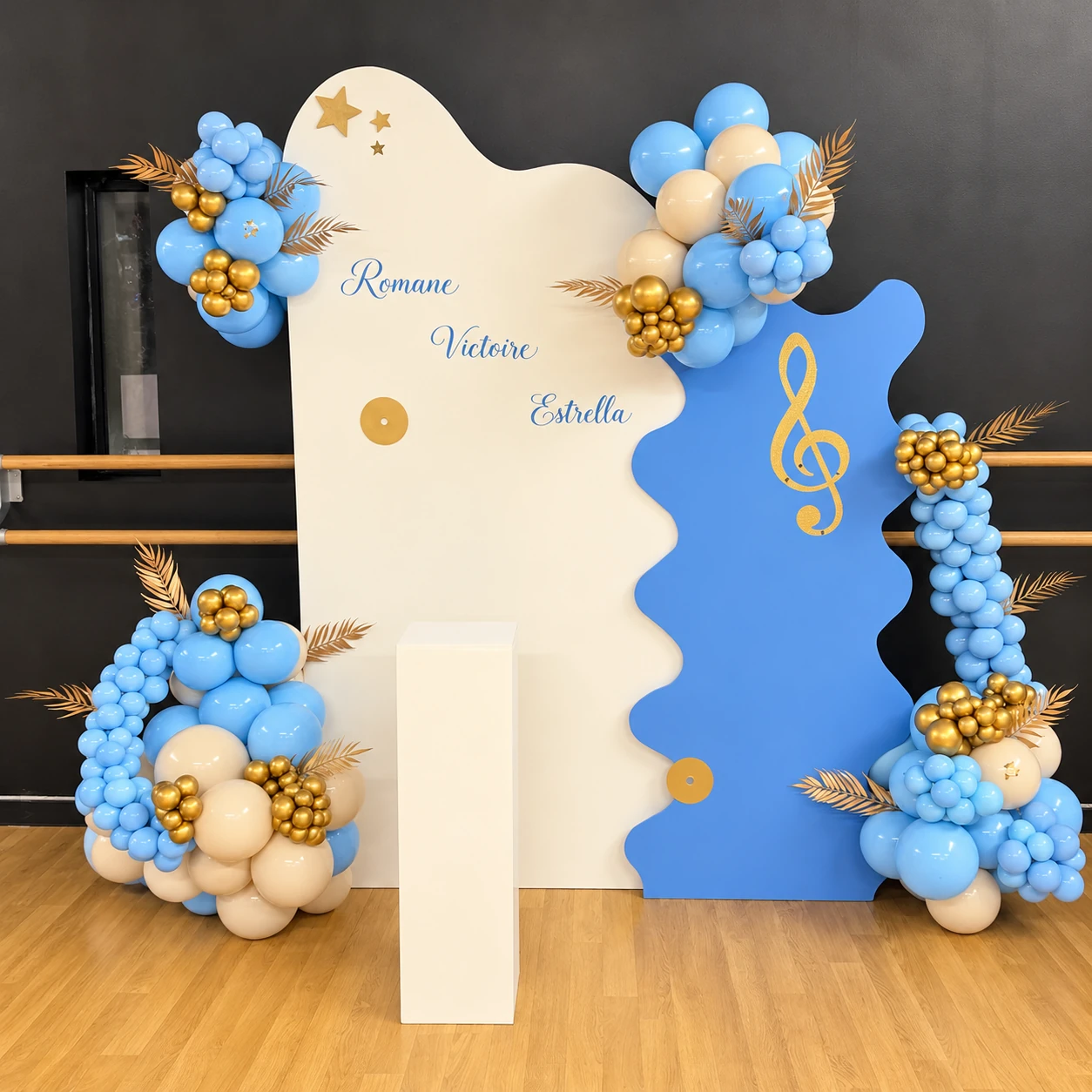 Vue complète du décor musical bleu, blanc et doré de Romane, Victoire et Estrella