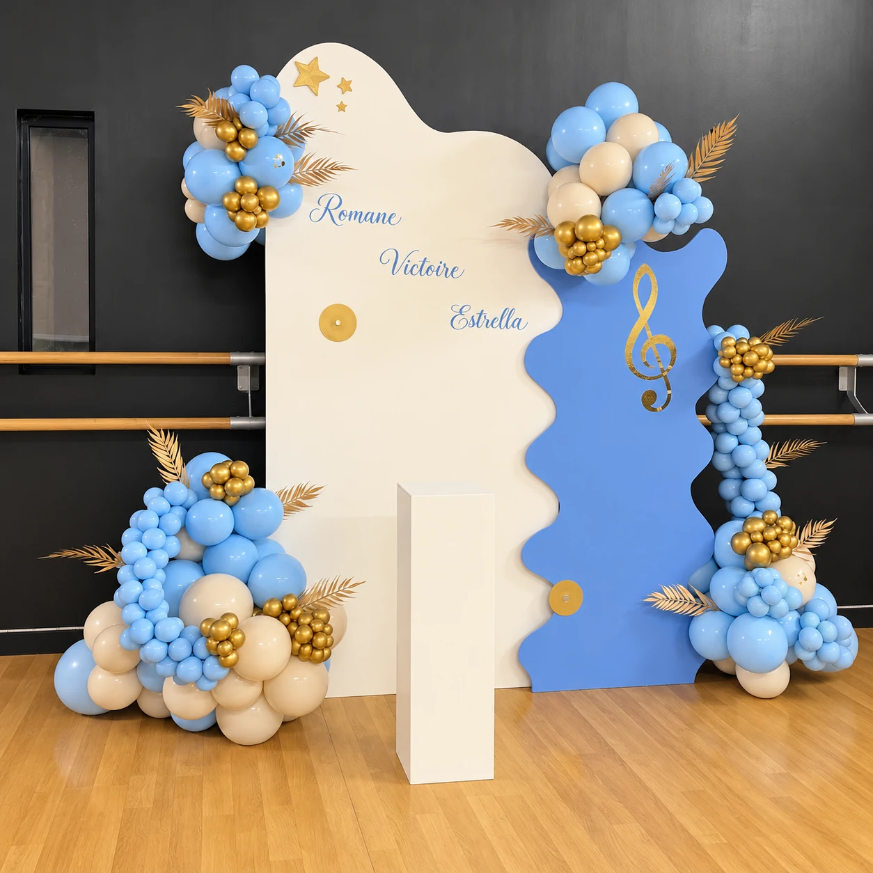 Décor musical vu de trois quarts avec panneaux ondulés et socle blanc