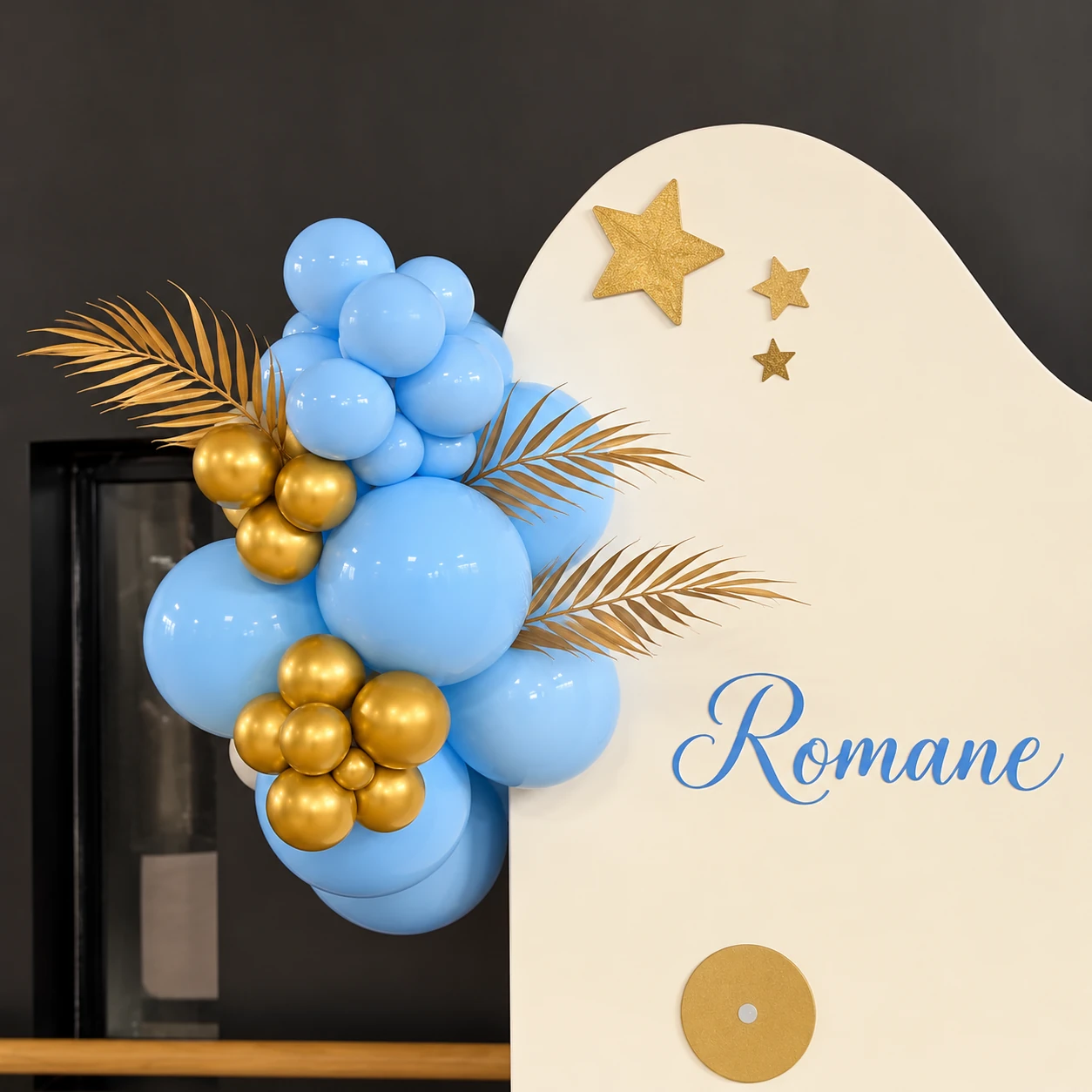Prénom Romane et étoiles dorées avec ballons bleus