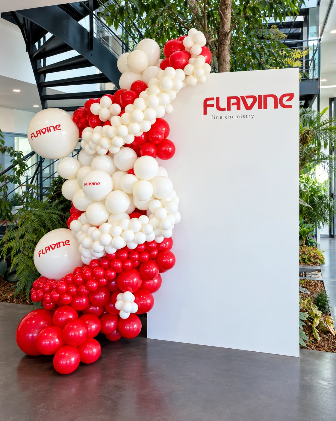 Panneau Flavine et ballons personnalisés entourés de ballons rouges et de fleurs blanches